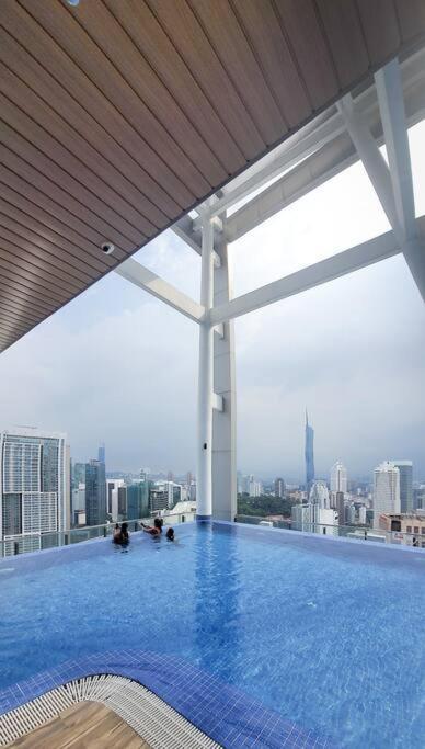 Col 93a 2queen Bed Balcony Klcc View Family Apartment Kuala Lumpur